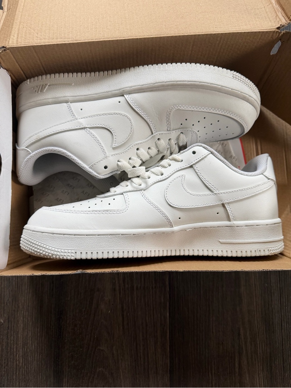 Men's All-White Low-Top Leather Sneakers - Classic Casual Style